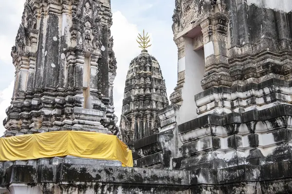 泰国拉查布里市和省Wat Mahathat Worawihan的4个Stupas或Pagodas 2023年11月13日 拉查布里 — 图库照片