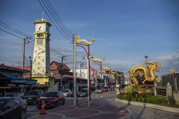 Tayland, Tayland ve Ratchaburi 'deki Voradech Yolu üzerindeki eski Şehir Saat Kulesi. Kasım, 14, 2023.