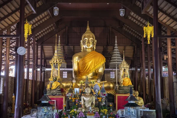 Tayland, Tayland ve Ratchaburi 'deki Wat Mahathat Worawihan' daki iki Buda heykeli, Kasım 14, 2023