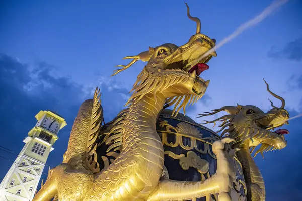 Grand Dragon Pot Poterie Monument Avec Tour Horloge Derrière Sur — Photo