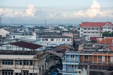 Tayland 'ın Chonburi ilindeki Mueang Chonburi şehrinin şehir merkezi üzerinde bir manzara. Tayland, Chonburi, 27 Ekim, 2023