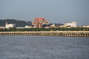 Chonburi Kwaeng Court ile birlikte Chonburi şehrinin Mueang Chonburi şehrinde bulunan sahil yolu köprüsü. Tayland, Chonburi, 31 Ekim 2023