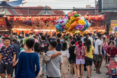 İnsanlar, Mueang Chonburi 'de ve Tayland' da Buffalo Yarış Festivali veya Wing Khwai 'de gıda tezgahları ve büyük pazarın keyfini çıkarıyorlar. Tayland, Chonburi, 28 Ekim, 2023