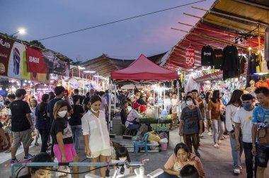 İnsanlar, Mueang Chonburi 'de ve Tayland' da Buffalo Yarış Festivali veya Wing Khwai 'de gıda tezgahları ve büyük pazarın keyfini çıkarıyorlar. Tayland, Chonburi, 28 Ekim, 2023