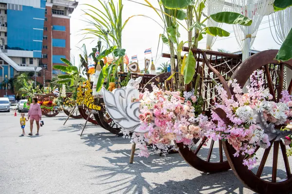バッファローレースフェスティバルまたはタイのチョンブリ県ムアンチョンブリ市のウィングカイで装飾されたバッファローカート チョンブリ 10月 2023 — ストック写真