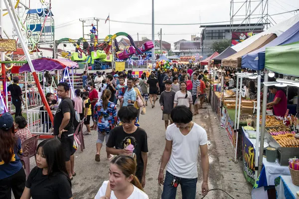 市民可在水牛城赛马场或在泰国绵竹市和省的永和会 享用设有食物摊位和大型街市的大型商品交易会 Chonburi 2023年10月28日 — 图库照片
