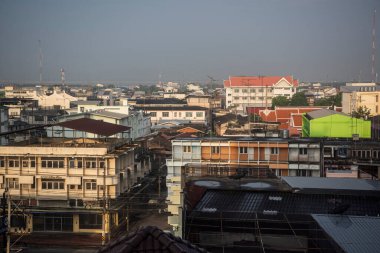 Tayland 'ın Chonburi ilindeki Mueang Chonburi şehrinin şehir merkezi üzerinde bir manzara. Tayland, Chonburi, 29 Ekim 2023