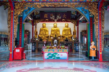 Tayland 'ın Chonburi ilindeki Mueang Chonburi şehrindeki Wat Thep Phuttharam' da üç altın Buda heykeli. Tayland, Chonburi, 29 Ekim 2023