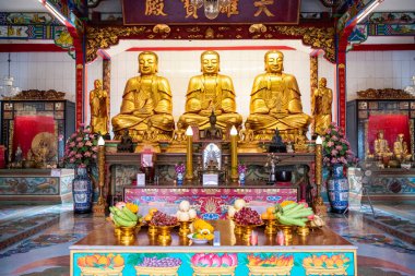 Tayland 'ın Chonburi ilindeki Mueang Chonburi şehrindeki Wat Thep Phuttharam' da üç altın Buda heykeli. Tayland, Chonburi, 29 Ekim 2023