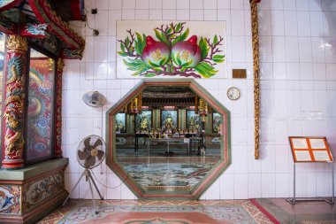 Wat Thep Phuttharam Tayland 'ın Chonburi ilindeki Mueang Chonburi şehrinin şehir merkezinde. Tayland, Chonburi, 29 Ekim 2023