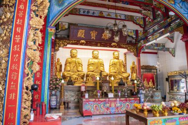 Tayland 'ın Chonburi ilindeki Mueang Chonburi şehrindeki Wat Thep Phuttharam' da üç altın Buda heykeli. Tayland, Chonburi, 29 Ekim 2023