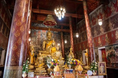 Tayland 'ın Chonburi eyaletindeki Mueang Chonburi şehrindeki Wat Wat Yai Intharam Kraliyet Manastırı' ndaki altın Buda heykelleri. Tayland, Chonburi, 29 Ekim 2023