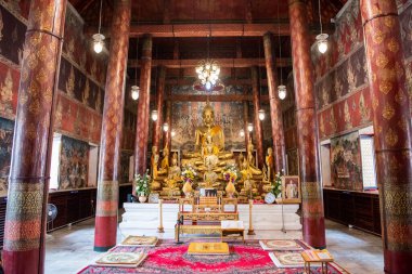 Tayland 'ın Chonburi eyaletindeki Mueang Chonburi şehrindeki Wat Wat Yai Intharam Kraliyet Manastırı' ndaki altın Buda heykelleri. Tayland, Chonburi, 29 Ekim 2023