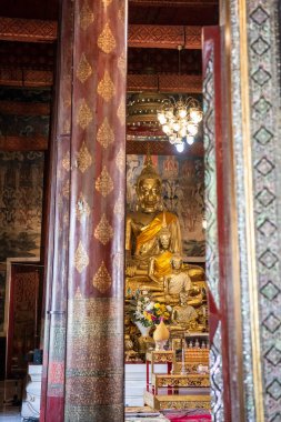 Tayland 'ın Chonburi eyaletindeki Mueang Chonburi şehrindeki Wat Wat Yai Intharam Kraliyet Manastırı' ndaki altın Buda heykelleri. Tayland, Chonburi, 29 Ekim 2023