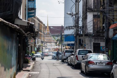 Tayland 'ın Chonburi eyaletindeki Mueang Chonburi şehrinde bir cadde. Tayland, Chonburi, 29 Ekim 2023