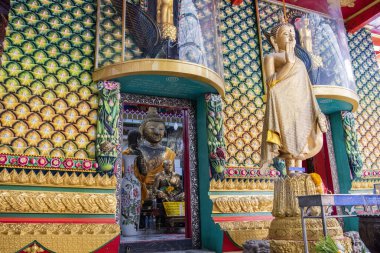 Wat Noen Sutthawart 'ın Büyük Buda' sı Tayland 'ın Chonburi eyaletindeki Mueang Chonburi şehrinin merkezinde. Tayland, Chonburi, 29 Ekim 2023