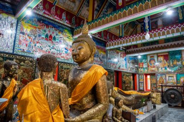 Wat Noen Sutthawart 'ın Büyük Buda' sı Tayland 'ın Chonburi eyaletindeki Mueang Chonburi şehrinin merkezinde. Tayland, Chonburi, 29 Ekim 2023