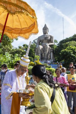 Wat Tham Nimit 'te Büyük Buda' nın önünde bir tapınak töreni. Tayland 'ın Chonburi şehrindeki Mueang Chonburi şehrinde. Tayland, Chonburi, 29 Ekim 2023