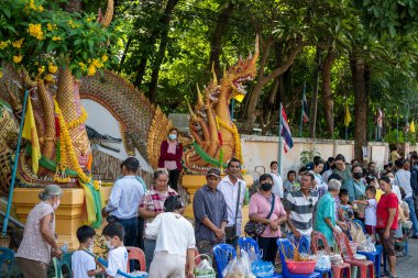 İnsanlar Tayland 'ın Chonburi ilindeki Mueang Chonburi şehrinde Wat Tham Nimit' te bir tapınak töreni için bekliyorlar. Tayland, Chonburi, 29 Ekim 2023
