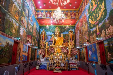 Wat Po Chonburi 'nin içinde Tayland' ın Chonburi eyaletindeki Mueang Chonburi şehrinin şehir merkezinde. Tayland, Chonburi, 30 Ekim 2023