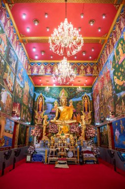 Wat Po Chonburi 'nin içinde Tayland' ın Chonburi eyaletindeki Mueang Chonburi şehrinin şehir merkezinde. Tayland, Chonburi, 30 Ekim 2023