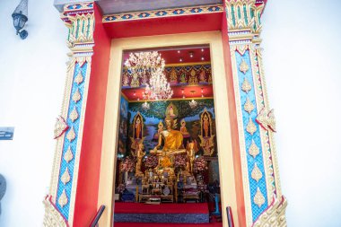 Wat Po Chonburi 'nin içinde Tayland' ın Chonburi eyaletindeki Mueang Chonburi şehrinin şehir merkezinde. Tayland, Chonburi, 30 Ekim 2023