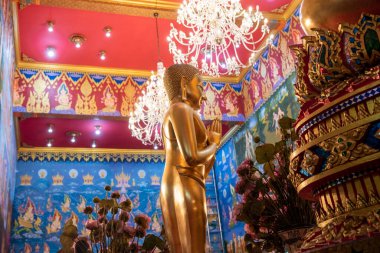 Wat Po Chonburi 'nin içinde Tayland' ın Chonburi eyaletindeki Mueang Chonburi şehrinin şehir merkezinde. Tayland, Chonburi, 30 Ekim 2023