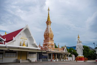 bir Buda figürü ve bir stupa... Tayland 'ın Chonburi eyaletindeki Mueang Chonburi şehrinin şehir merkezinde bulunan Wat Chong Lom. Tayland, Chonburi, 30 Ekim 2023