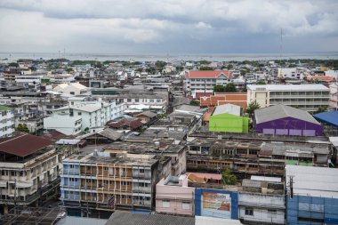 Tayland 'ın Chonburi ilindeki Mueang Chonburi şehrinin şehir merkezi üzerinde bir manzara. Tayland, Chonburi, 30 Ekim 2023