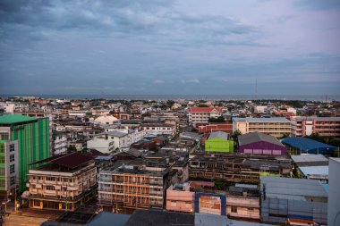 Tayland 'ın Chonburi ilindeki Mueang Chonburi şehrinin şehir merkezi üzerinde bir manzara. Tayland, Chonburi, 31 Ekim 2023
