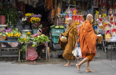 Sabah keşişler Tayland 'ın Chonburi eyaletindeki Mueang Chonburi şehrinin şehir merkezindeki pazarda. Tayland, Chonburi, 31 Ekim 2023