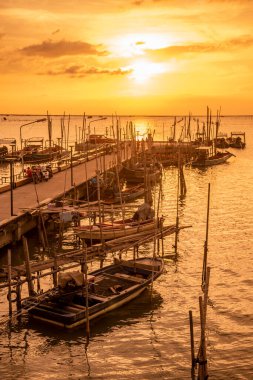 Tayland 'ın Chonburi eyaletindeki Mueang Chonburi şehrinin şehir merkezinde sahil köprüsünde bir balıkçı teknesi iskelesi. Tayland, Chonburi, 31 Ekim 2023
