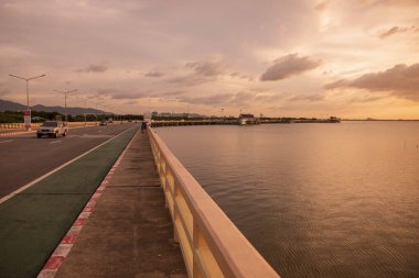 Chonburi 'nin Mueang Chonburi şehrindeki sahil yolu köprüsü. Tayland, Chonburi, 31 Ekim 2023