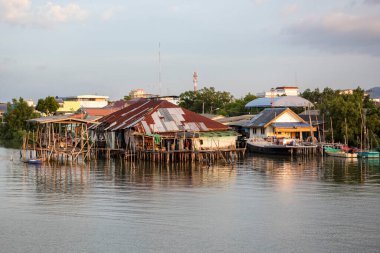 Tayland 'ın Chonburi eyaletindeki Mueang Chonburi şehrinin kıyısında. Tayland, Chonburi, 31 Ekim 2023