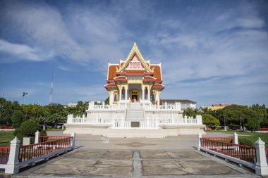 Tayland 'ın Chonburi eyaletindeki Mueang Chonburi şehrinin merkezindeki vali konutunda bir tapınak. Tayland, Chonburi, Kasım, 1, 2023
