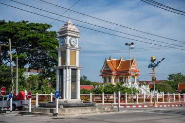 Yeni saat kulesi Tayland 'ın Chonburi eyaletindeki Mueang Chonburi şehrinin şehir merkezinde. Tayland, Chonburi, Kasım, 1, 2023