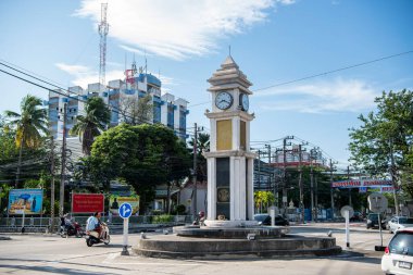 Yeni saat kulesi Tayland 'ın Chonburi eyaletindeki Mueang Chonburi şehrinin şehir merkezinde. Tayland, Chonburi, Kasım, 1, 2023