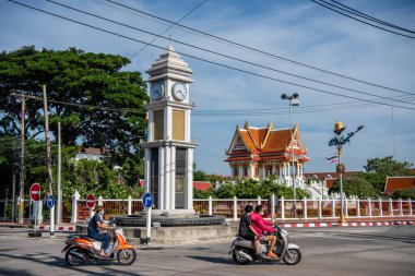 Yeni saat kulesi Tayland 'ın Chonburi eyaletindeki Mueang Chonburi şehrinin şehir merkezinde. Tayland, Chonburi, Kasım, 1, 2023