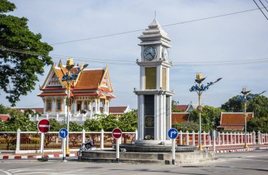 Yeni saat kulesi Tayland 'ın Chonburi eyaletindeki Mueang Chonburi şehrinin şehir merkezinde. Tayland, Chonburi, Kasım, 1, 2023