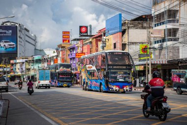 Tayland 'ın Chonburi ilindeki Mueang Chonburi şehrinin eski şehir merkezinde bir sokakta turist otobüsü. Tayland, Chonburi, 31 Ekim 2023