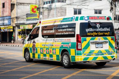 Tayland 'ın Chonburi eyaletindeki Mueang Chonburi şehrinde bir ambulans. Tayland, Chonburi, 27 Ekim, 2023