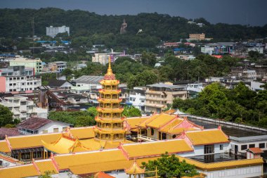 Wat Thep Phuttharam 'ın Tayland' ın Chonburi eyaletindeki Mueang Chonburi şehrinin şehir merkezindeki manzarası. Tayland, Chonburi, 29 Ekim 2023