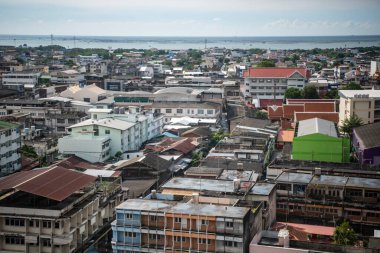 Tayland 'ın Chonburi ilindeki Mueang Chonburi şehrinin şehir merkezi üzerinde bir manzara. Tayland, Chonburi, 27 Ekim, 2023