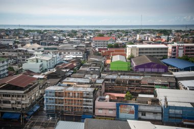 Tayland 'ın Chonburi ilindeki Mueang Chonburi şehrinin şehir merkezi üzerinde bir manzara. Tayland, Chonburi, 27 Ekim, 2023