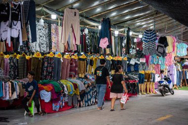 Marketstreet 'te bir tekstil dükkanı Buffalo Yarış Festivali' nde büyük bir market ya da Mueang Chonburi 'de Wing Khwai, Tayland' da. Tayland, Chonburi, 28 Ekim, 2023