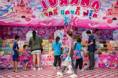 İnsanlar, Mueang Chonburi 'de ve Tayland' da Buffalo Yarış Festivali veya Wing Khwai 'de gıda tezgahları ve büyük pazarın keyfini çıkarıyorlar. Tayland, Chonburi, 28 Ekim, 2023