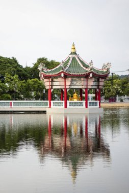 Thailand 'ın Chonburi ilindeki Mueang Chonburi şehrinin şehir merkezinde bulunan Suan Tamnaknam parkında göl ve Pavillon. Tayland, Chonburi, 31 Ekim 2023