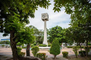 Saat Kulesi, Tayland 'ın Chonburi ilindeki Mueang Chonburi şehrinin şehir merkezindeki Suan Tamnaknam parkında. Tayland, Chonburi, 31 Ekim 2023