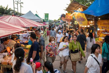 İnsanlar, Mueang Chonburi 'de ve Tayland' da Buffalo Yarış Festivali veya Wing Khwai 'de gıda tezgahları ve büyük pazarın keyfini çıkarıyorlar. Tayland, Chonburi, 27 Ekim, 2023