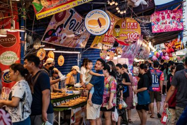 İnsanlar, Mueang Chonburi 'de ve Tayland' da Buffalo Yarış Festivali veya Wing Khwai 'de gıda tezgahları ve büyük pazarın keyfini çıkarıyorlar. Tayland, Chonburi, 27 Ekim, 2023